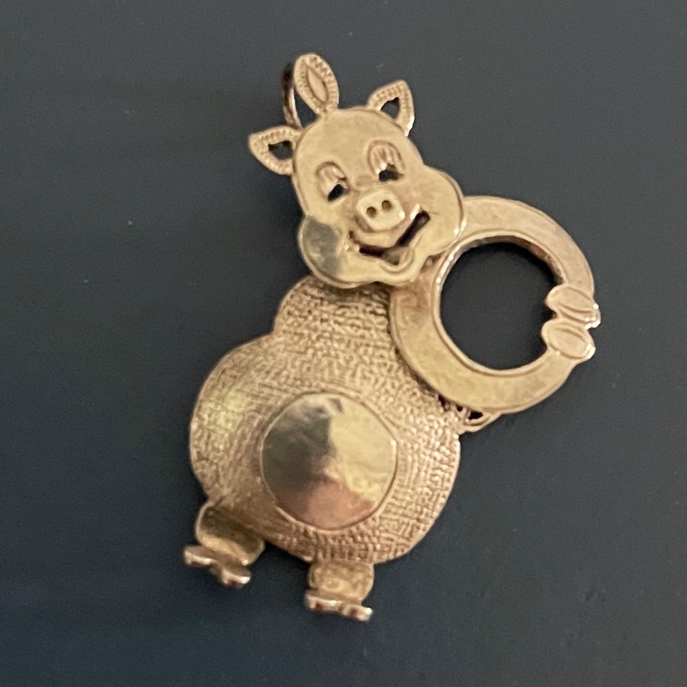 Silver Wiggle Piggie Pendant - Picture 5 of 6